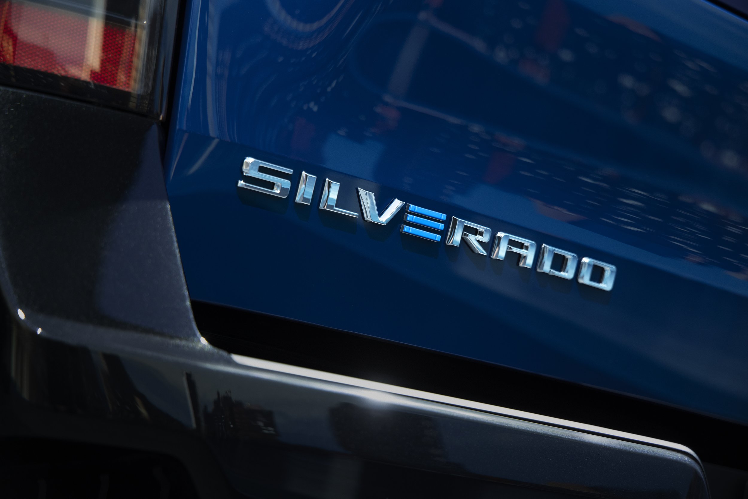 2024-Silverado-EV-RST-024.jpg