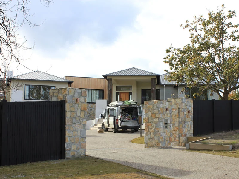 blue+fruit+melbourne+house+on+the+hill+landscape+building+design+contemporary+australian+architecture.jpg