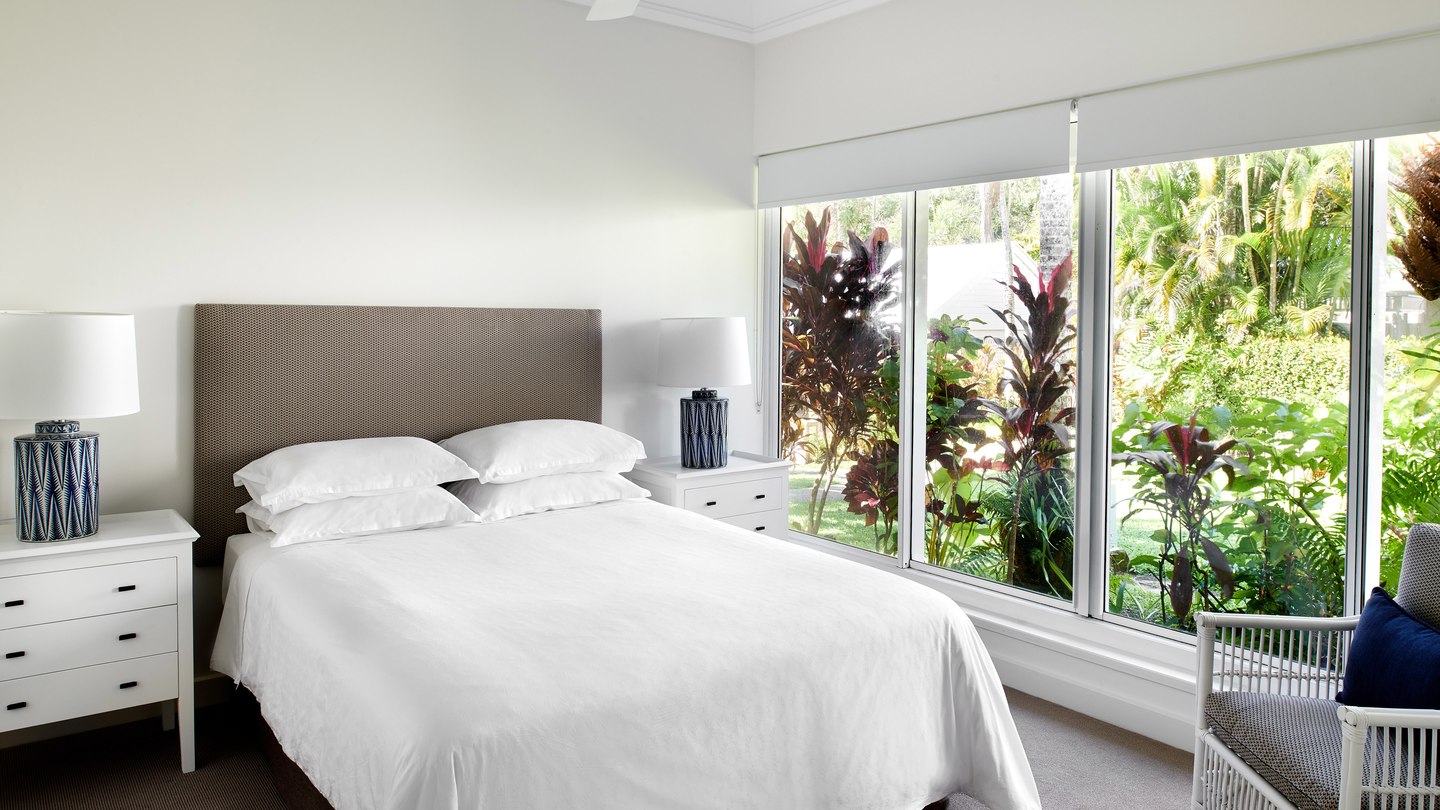 cnssi-king-guestroom-8653-hor-wide.jpg
