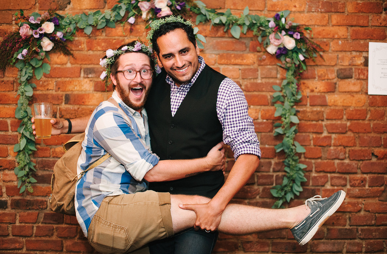 Men in flower crowns! Jov e and Jos é looking dashing! 