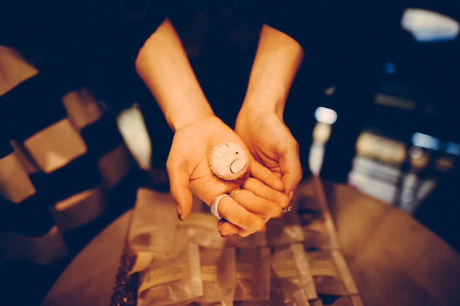 How lovely are these macarons? And they tasted event better! (yes, in my last life, I was a hand model)