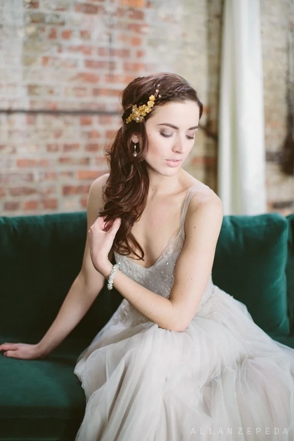hushed commotion gold flower comb