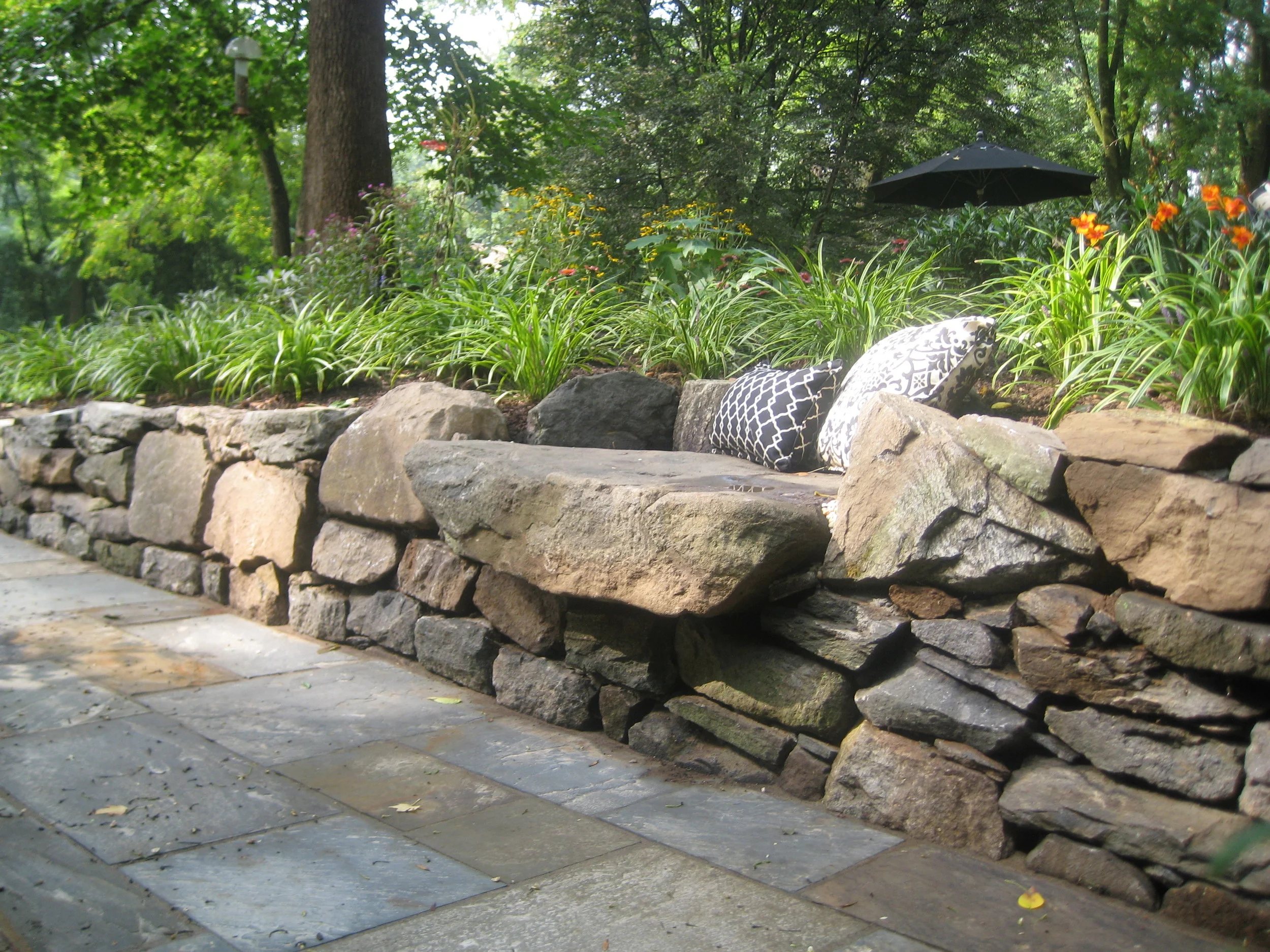  A piece of stone found on site is used to create an informal bench in the dry stone wall. 