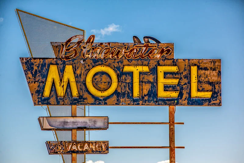 The grunge and classic
design of this Bluewater Motel sign really caught my eye. I also loved the
complimentary blue and bright yellow colors along with the rust and geometric
shapes. You can just imagine how great this sign looked when it was first
installed and turned on.