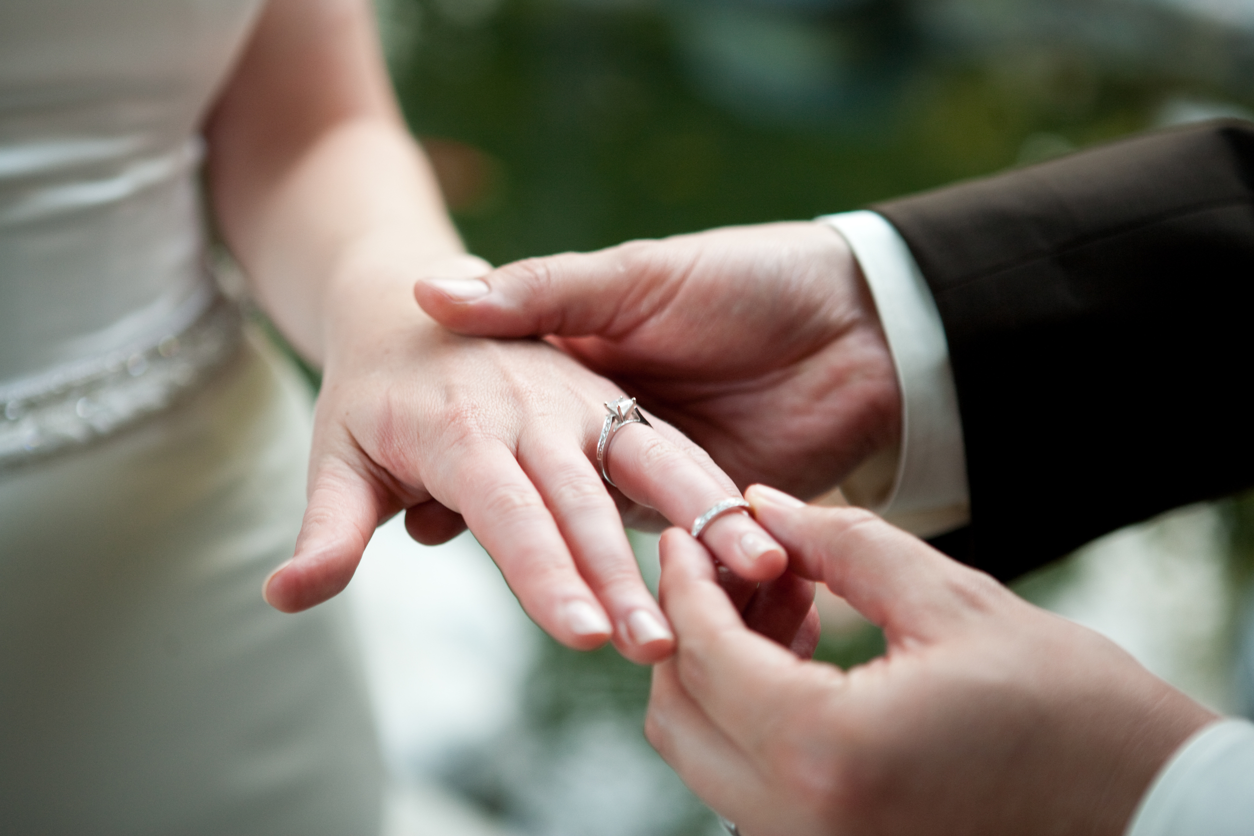 Pomeroy_1342 - Ceremony - putting on the rings closeup.jpg