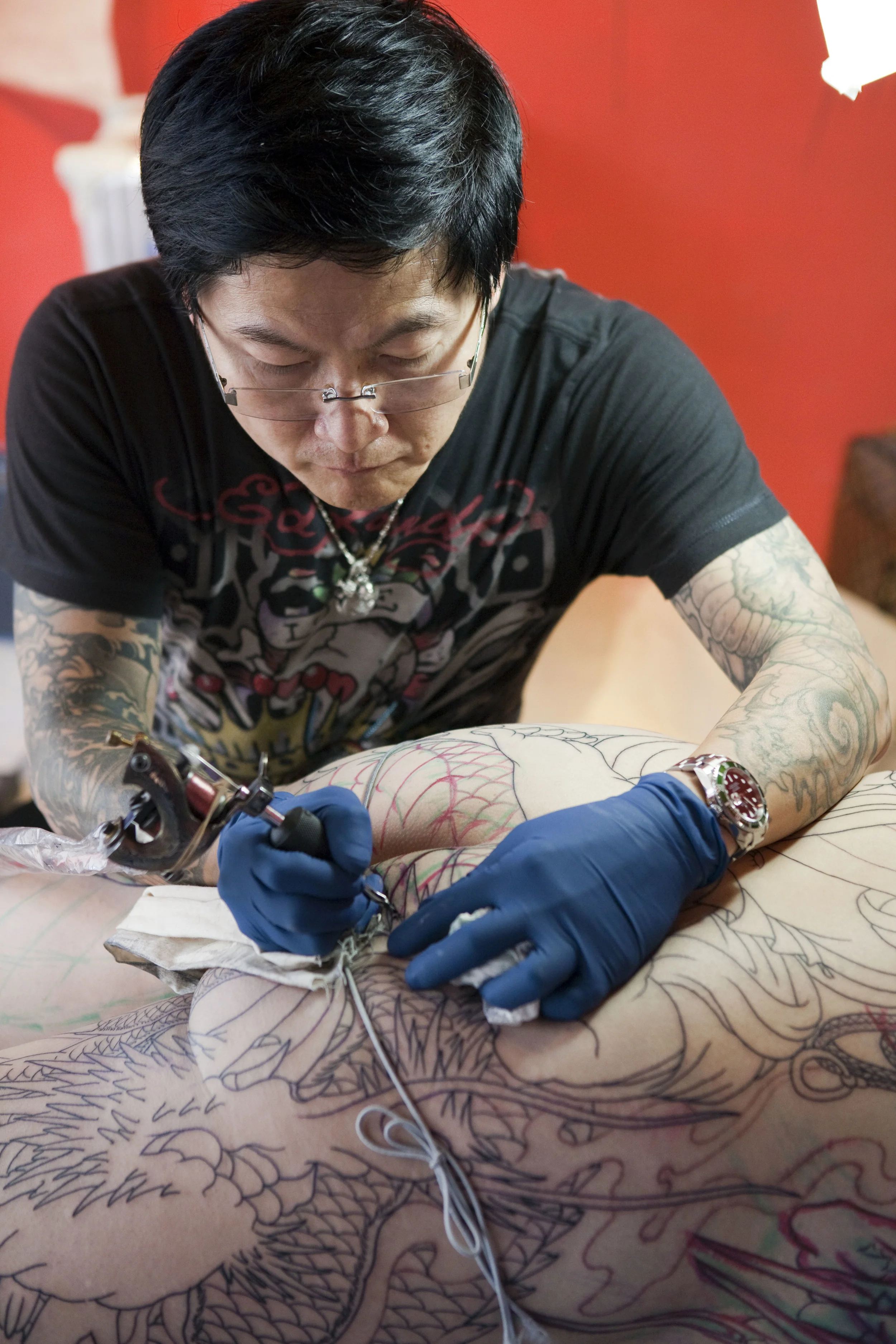  Taiwanese tattoo artist Diao An works in the studio of his former apprentice in Beijing in July 2012. Photos for City Weekend. 