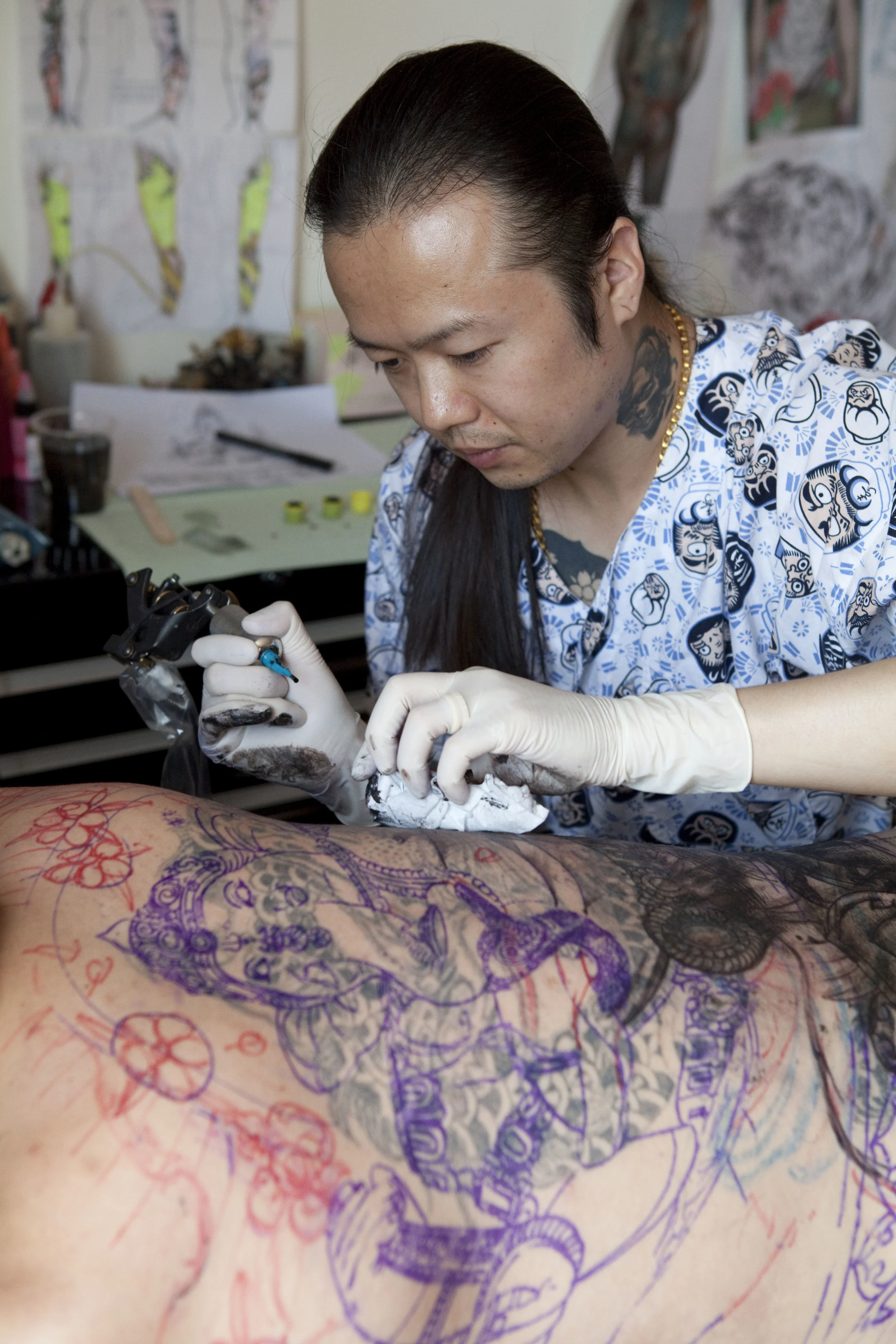  Celebrity tattooist Yang Zhou begins work on a back piece at his Beijing studio in July 2012. Photo for City Weekend. 