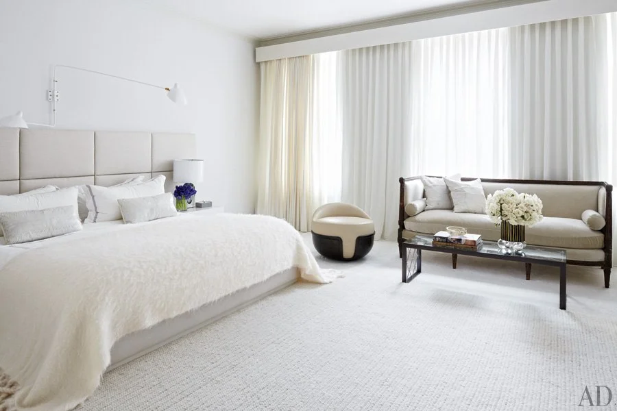 item9.rendition.slideshowWideHorizontal.delphine-krakoff-new-york-city-12-master-bedroom-roger-goffigon-bed-linen-holly-hunt.jpg