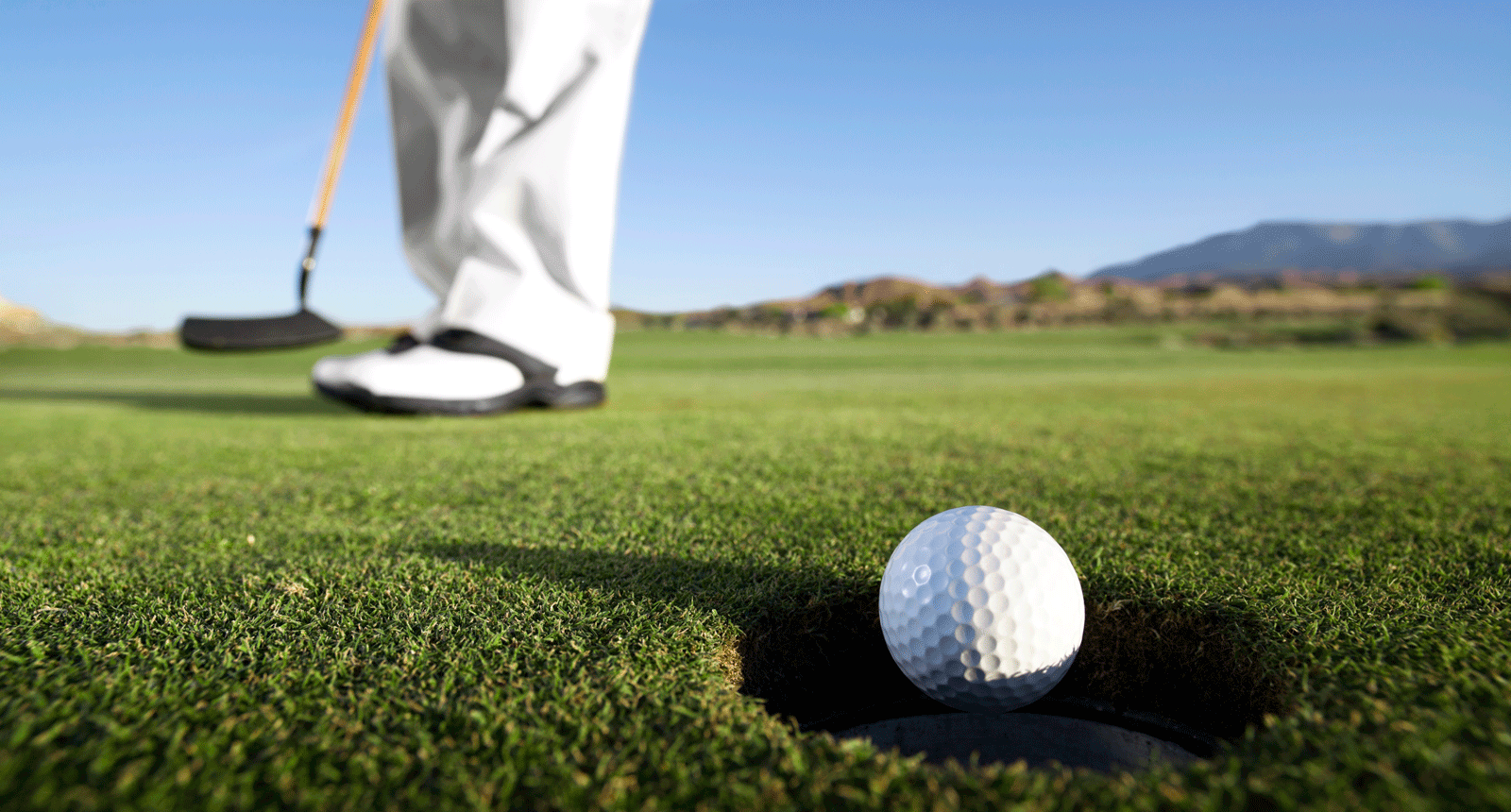 iStock_000013060590XXXLarge---golfer-making-a-putt.gif