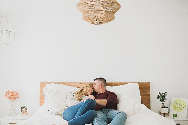 Cozy days, warm blankets and you ❄️💕 .
.
.

#winter #winterengagement  #indoorengagement #engagementphotos #fallphotos #hamiltonengagement #burlingtonengagement #ancasterphotographer #torontoON #torontoengagement #torontoweddingphotos #towedding  #a