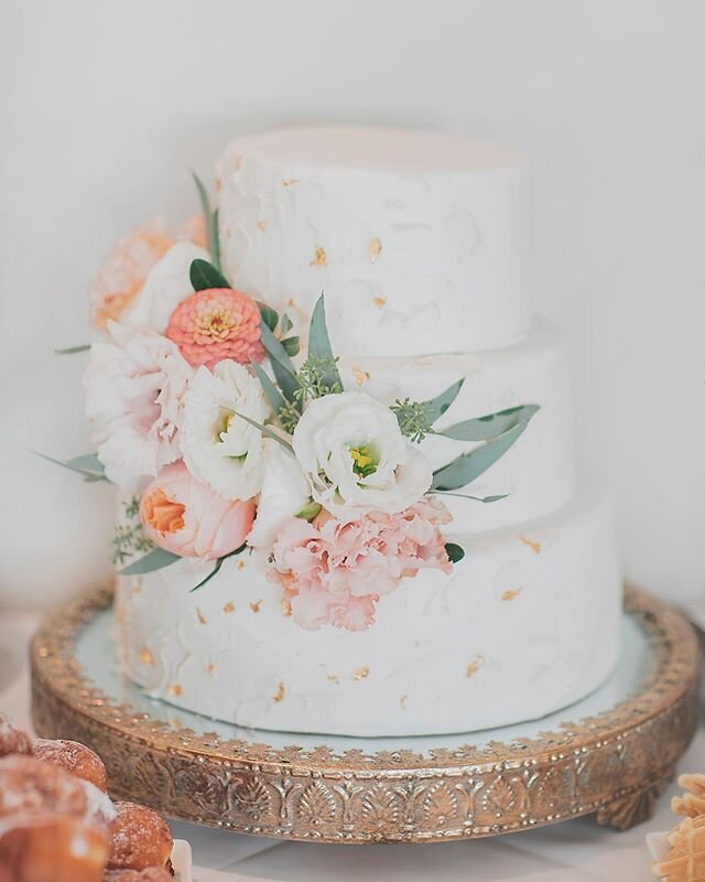 The closer it gets to Valentine&rsquo;s Day the more I find myself dreaming of all things sweet and pretty...🧁🌸
.
.
.
.

#valentinesday #valentines #weddingcake #engagementphotos #love #hamiltonengagement #burlingtonengagement #ancasterphotographer