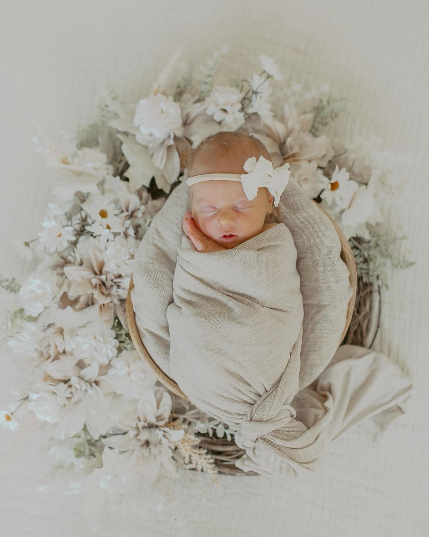 Welcome Baby Sabrina 🤍
.
.
.
#torontonewborn #torontonewbornphotographer
#torontolifestylephotographer #torontofamilyphotographer 
#newborn #newbornphotography  #newbornphotography #newbornsession #motherhood #newbornphotos  #ancasterphotographer #a
