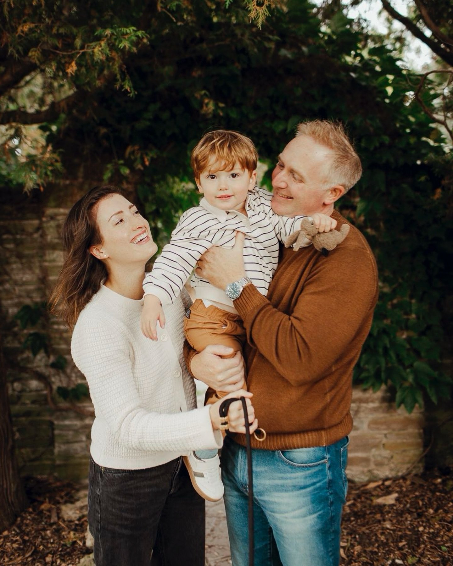 Fall family photo time 🍂 
.
.
.
.
.
#fallphotosession #fall #fallfamilyphotos  #burlingtonfamilyphotos  #oakvillephotographer 
#niagaraphotographer #mississaugaphotographer  #engaged #torontophotographer  #torontoengagement #cambridgephotographer #w