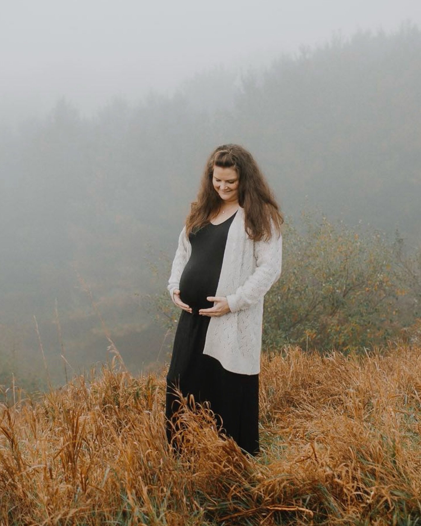 Foggy Fall Family shoot&hellip; loved that soft diffused light ✨ 
.
.
.
.
.
#fallphotosession #fall #fallfamilyphotos  #burlingtonfamilyphotos  #oakvillephotographer 
#niagaraphotographer #mississaugaphotographer  #engaged #torontophotographer  #toro