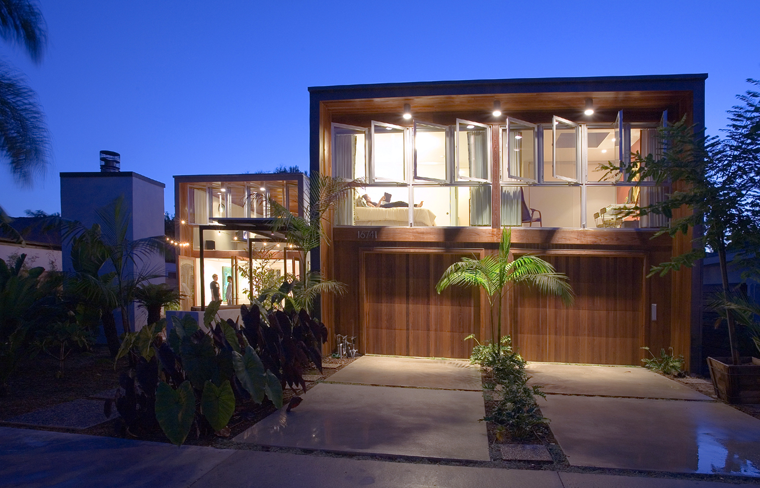Reminiscent of architect Edward Killingsworth’s architecture of flat roof, post-and-beam construction and expansive glazing, the French Residence consists of simple and refined elements.