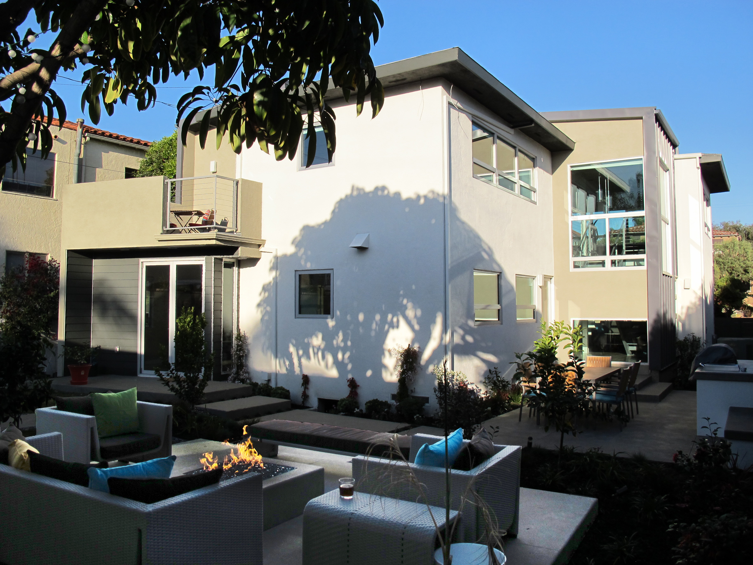 The clients, a set of creative website designers, presented us with a challenge. How can you convert 1950’s duplex in Belmont Heights, a beachside neighborhood in Long Beach, into a cohesive single-family residence?