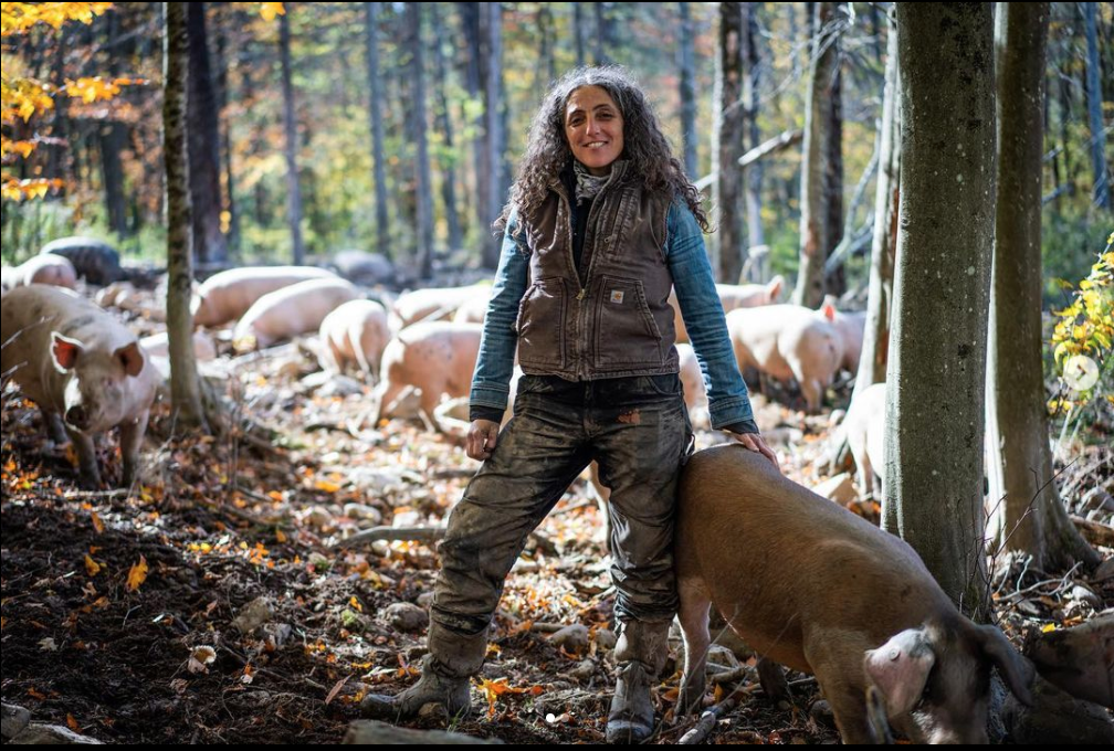 IMAGES_SCENE_Farm_RubyWithPigs_Photo_WadeDunstan_for_Huckberry_Fall_2022.png