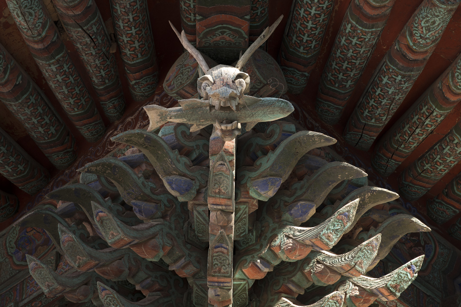 The artwork on the roof of Bulguksa Temple is fantastic. Shown here is a dragon with a fish in its mouth. Korean dragons generally have antlers like deer and often include a mixture of other animal characteristics. In traditional Korean mythology, the dragon is a protector and guardian of the people.