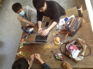 「陽光午後的小討論」

前幾天難得出現了個像春天的天氣
大家坐在台科的天空走廊？討論，真的超級舒服！
(雖然上次摸黑用手機閃光燈照明的晚餐也很酷啦！)
不過趁著好天氣坐在外面，的的確確是比待在實驗室對著電腦放空來的好多了阿！
今天主要針對大家所收集來的 User study 做整理與分類～
分類結果就看下一篇啦！  :P