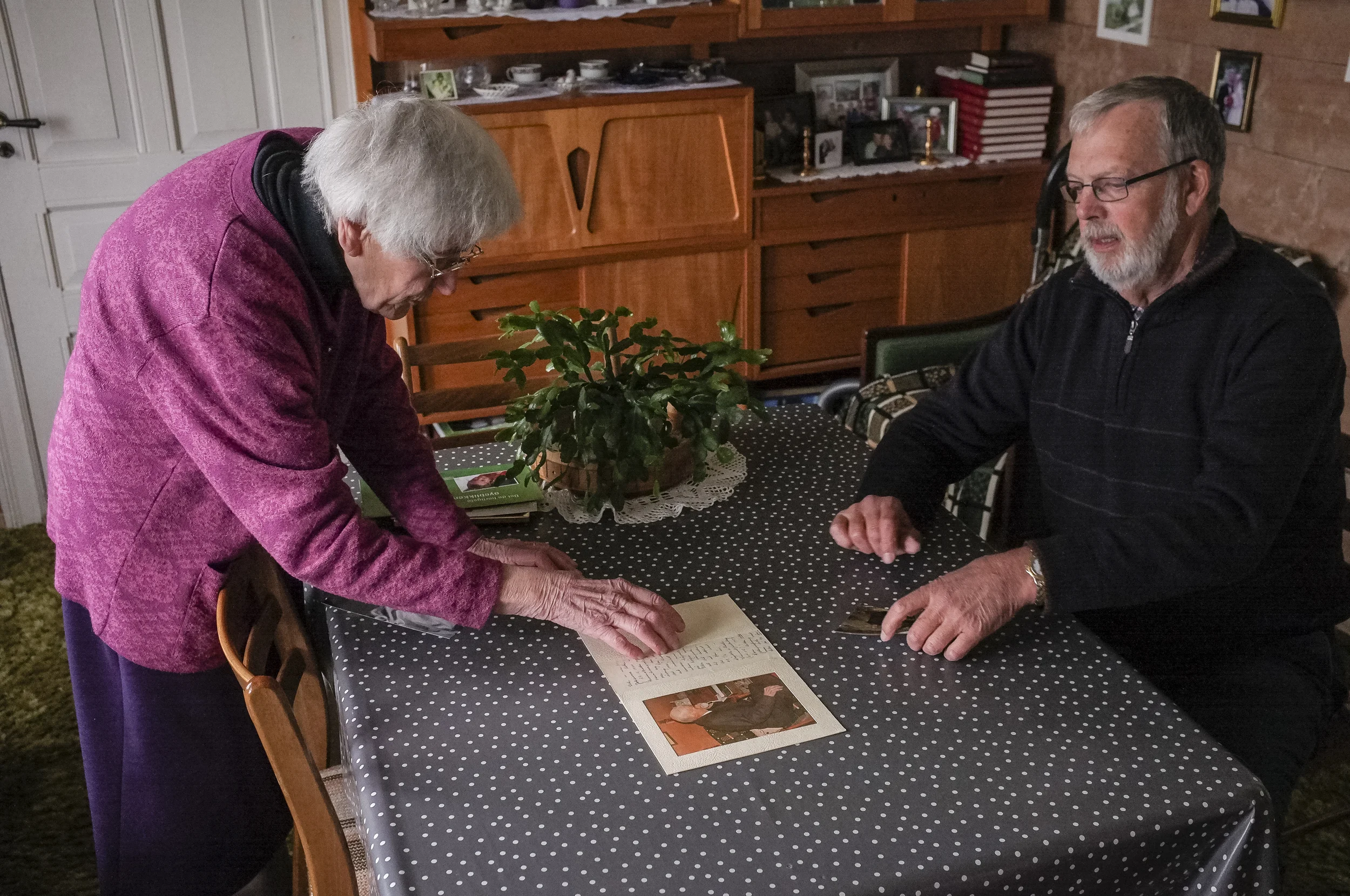 Forfattaren i samtale med Bjørg Hellesøy (96) frå Løfallstrand.