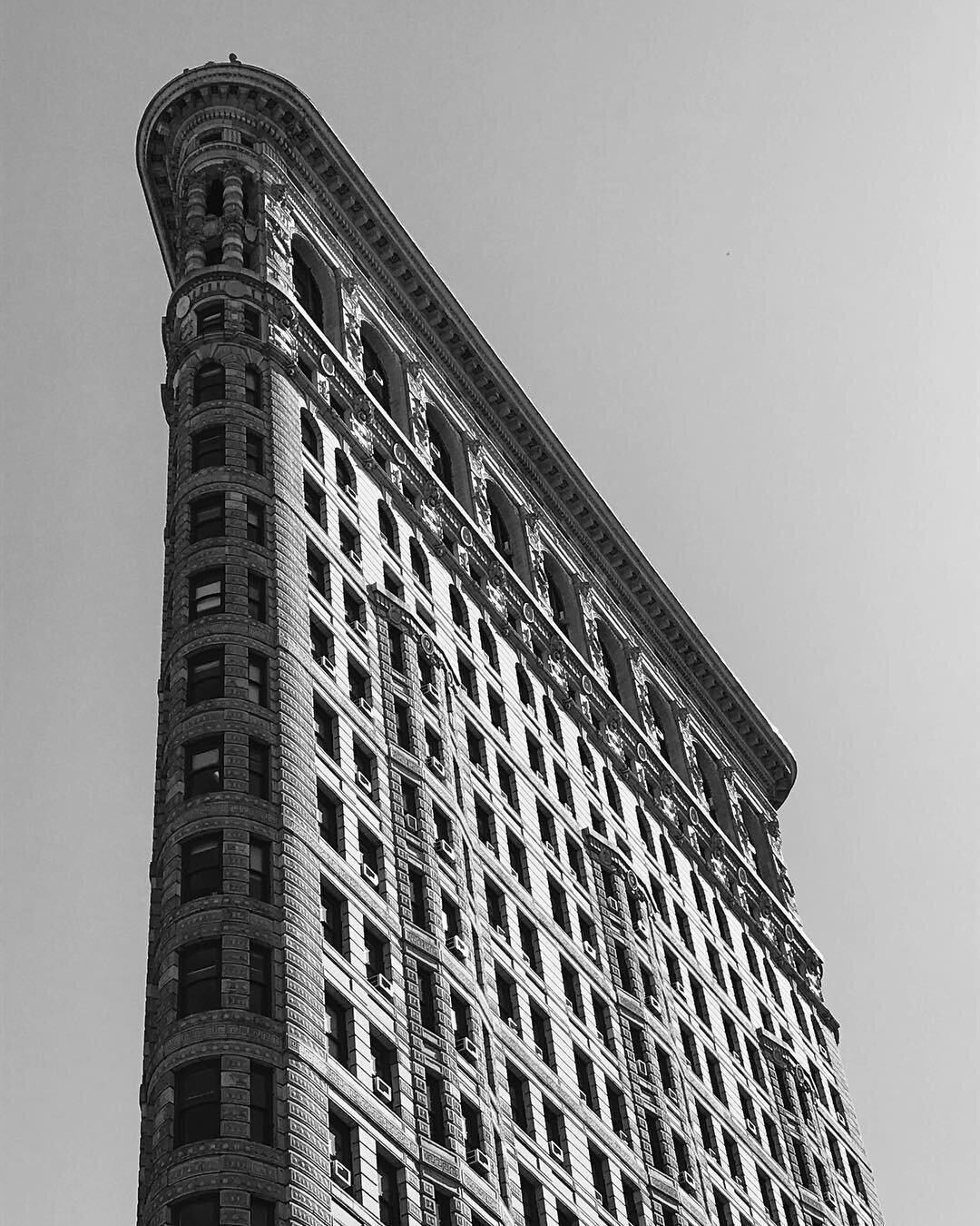 Flat #newyork #nyc #flatiron #manhattan #structure #architecture #blackandwhite #american #sohonyc #sohonewyork #colors #flatironbuilding #broadway #travel #blackandwhitephotography #tall #sky #grey #newyorklife #building #wonder #famous #vscocam #vs