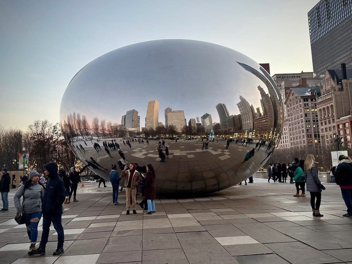 /
Snow atop Cloud Gate,
selfies and skylines abound.
Life in a big bean.
/
#dk_observing_artwork_series 
/
#haiku @anish.kapoor #anishkapoor #cloudgate #2004 #chicago #publicart #art #360view #reflection #mirror #coldfingers #shotoniphone #bean