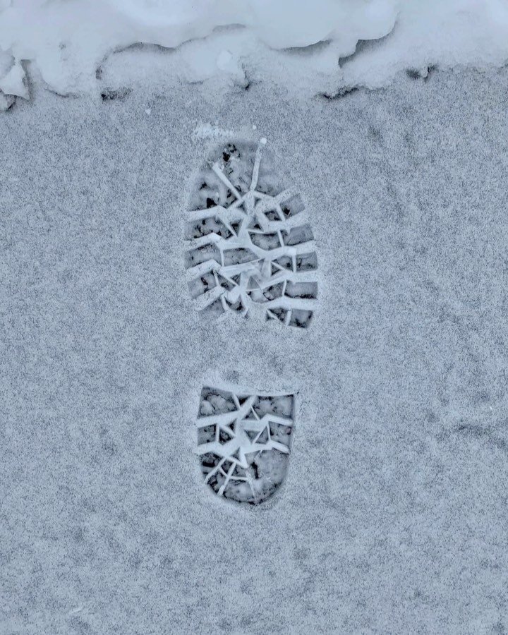 /
Walking while thinking:
Flurries reveal the souls
previously here.
/
#dk_persistence_series 
/
#haiku #walking #walkingisthebest #snow #flurries #soul #sole #rightshoe #rightshoeonly #printmaking #printing #boots #sneakers #treads #footwear #feet #
