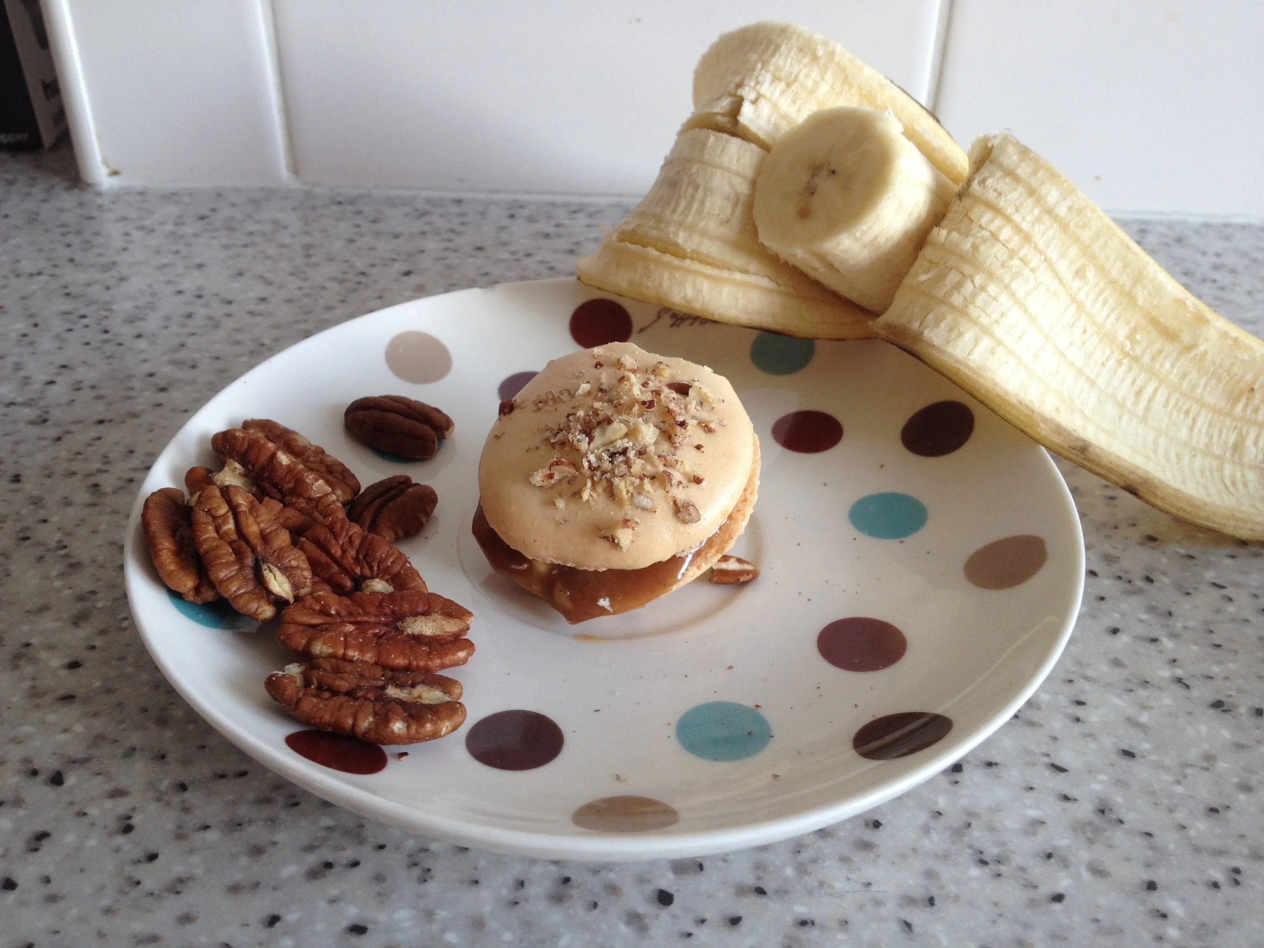 Banoffee macarons