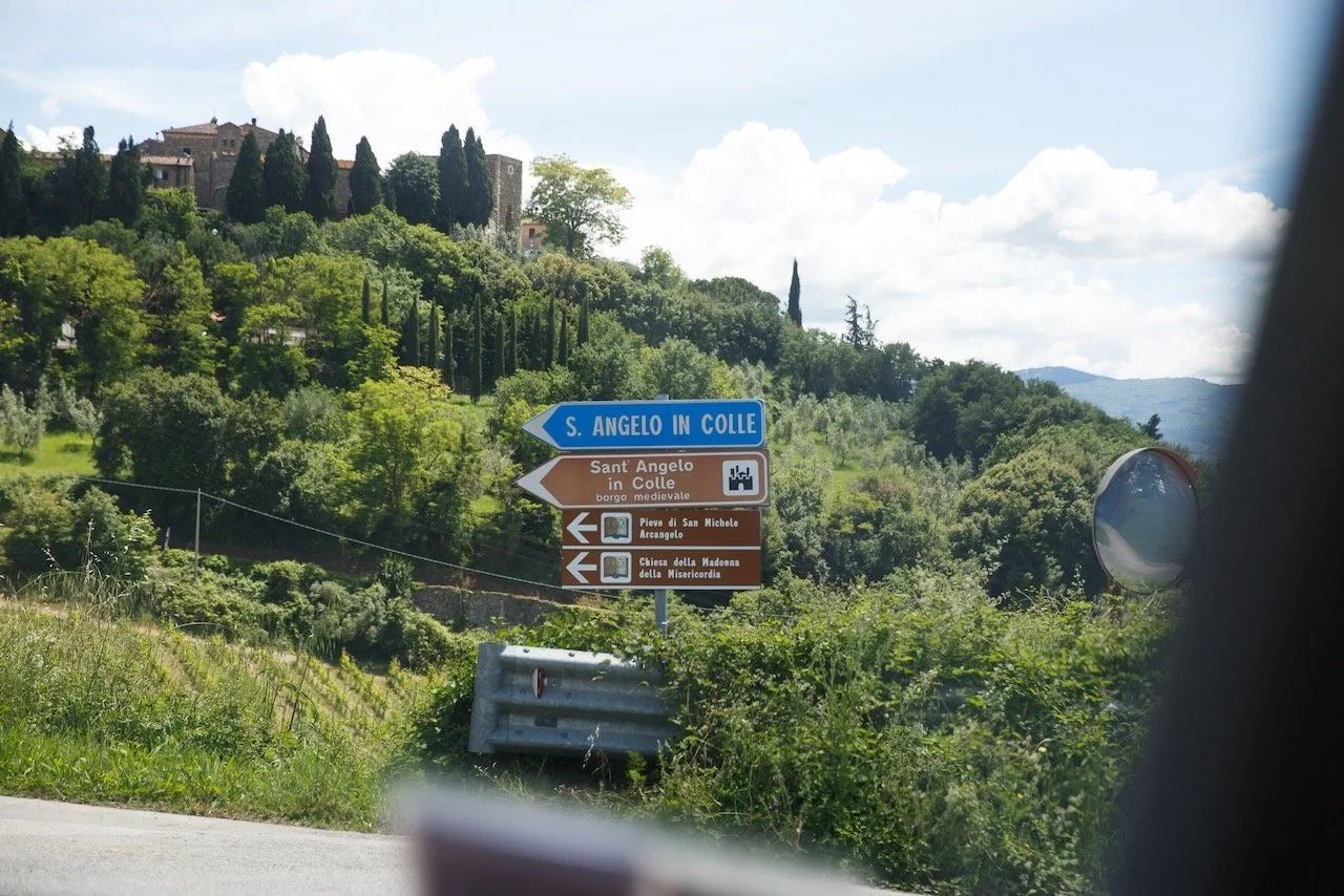 sign on way from Pogio Antico to eat lunch at Il Lecchio