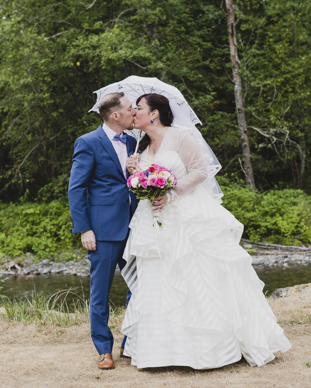 bride-groom-kiss.jpg