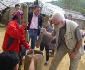 Med CARE i Phongsaly, Laos, november 2014. Rishøsten afskalles her ved håndkraft.