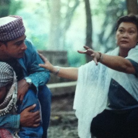  Marilou Diaz-Abaya directing Cesar Montano in "Bagong Buwan" 