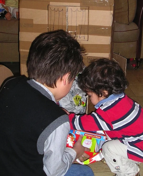 On Sinterklaas, the author's children Samuel and Joel find gifts in a special package designed like a house. Presents need not be expensive but a lot of effort goes into its surprise packaging.