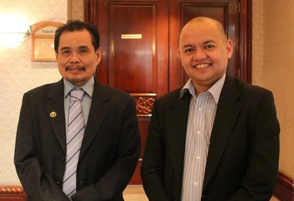 Moro Islamic Liberation Front chief negotiator Mohagher Iqbal and government chief negotiator Marvic Leonen (Photo: Office of the Presidential Adviser on the Peace Process)