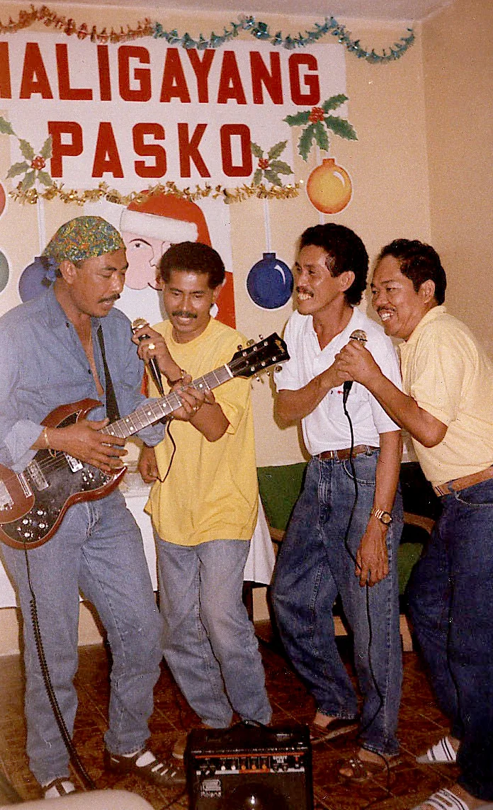 Kantahan : Filipinos in Saudi sing their homesickness away during an indoor Christmas party. (Photo courtesy of Noel L. Senisante)