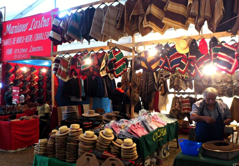 A stallholder crafts traditional Chilean sombreros by hand during Chilenidad Week in Parque Padre Hurtado.