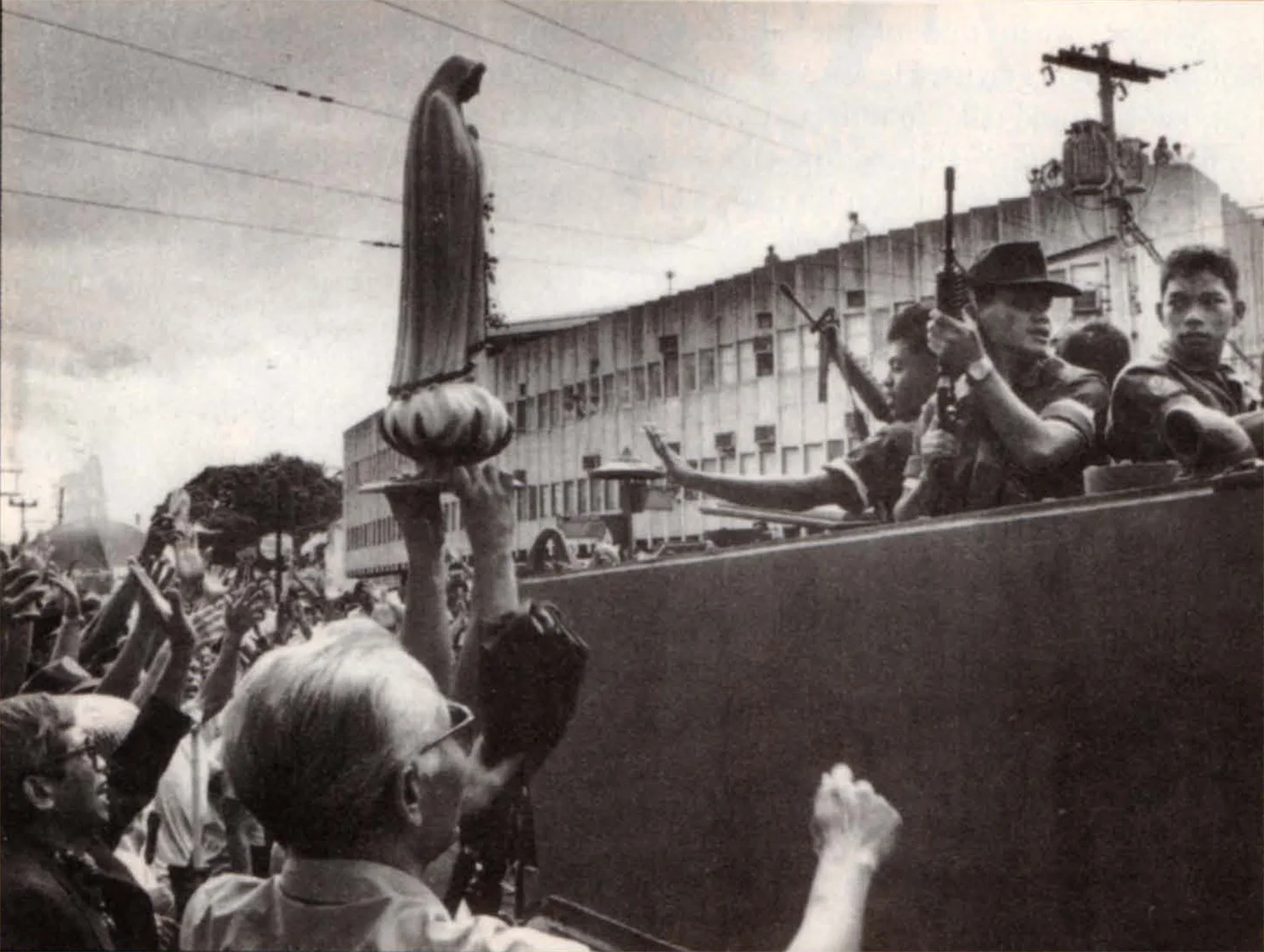 Unarmed civilians with religious
symbols surrounded tanks and soldiers in EDSA and ensured a
relatively peaceful resolution to the crisis. (Photo by Linglong Ortiz)