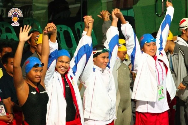 Waving to the crowds (second from the left) before a relay at her first SEA Games in Manila (2005)