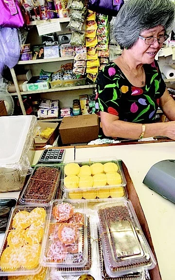 Lita Domingo of Northstar Deli and Sausage selling "kakanin" (sweet rice desserts) (Photo by Jamm Aquino of Honolulu Pulse)