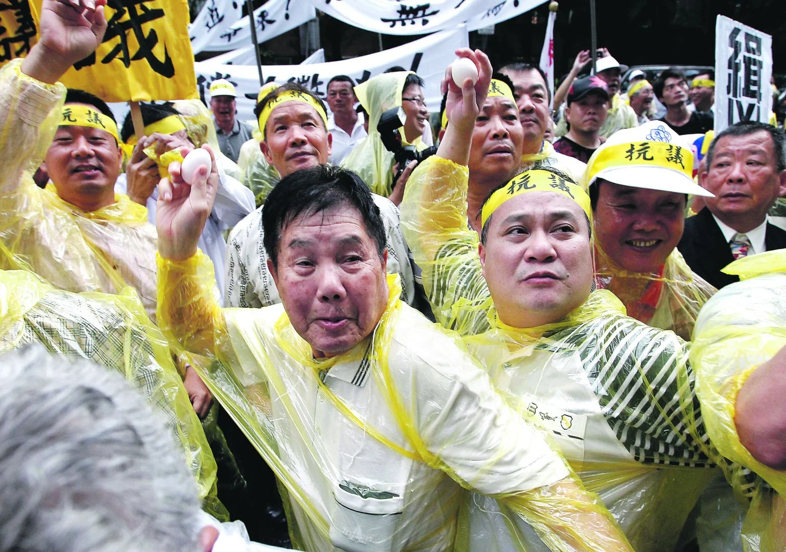 Taiwanese activists throw eggs at the Manila Economic and Cultural Office in Taipei, the de facto Philippine embassy in Taiwan (Source: Reuters)