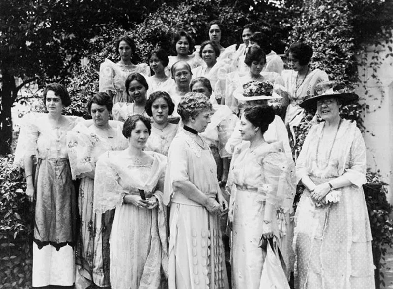 Mrs. De Veyra (front, second from right) with US First Lady Florence Harding  (Source: US Library of Congress)