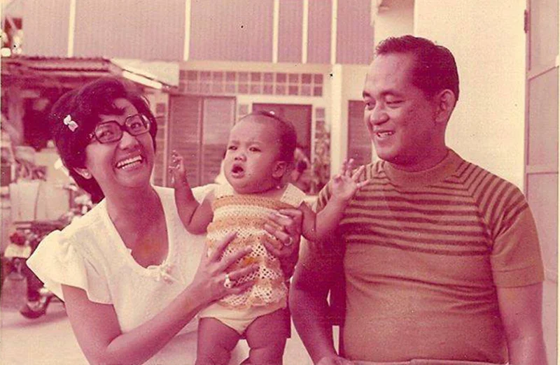 Charmaine (center) with mom, Nieves, and dad, Eliseo (Source: facebook.com)