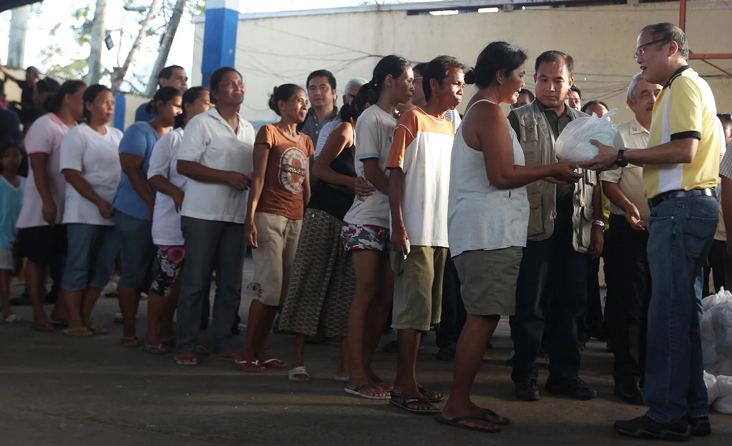 President Benigno Aquino III distributing relief goods in Roxas City  (Source: www.gov.ph)