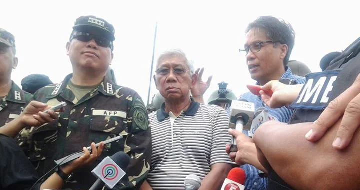 Defense Secretary Voltaire Gazmin (center) and Interior Secretary Mar Roxas (right)  (Source: zambotimes.com)