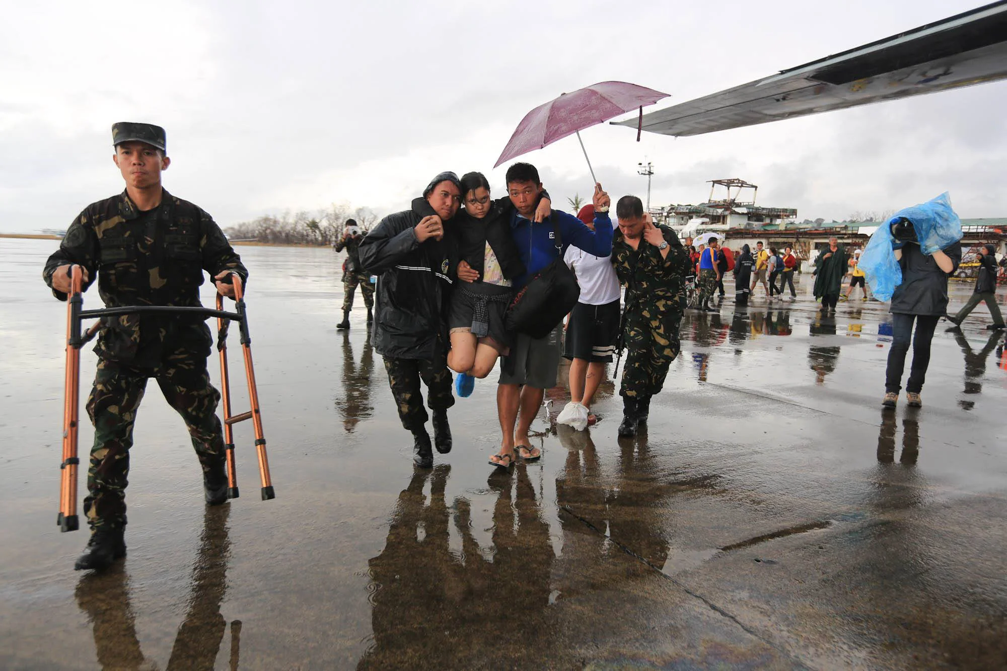 Soldiers assisting evacuees  (Photo from Charly's blog)