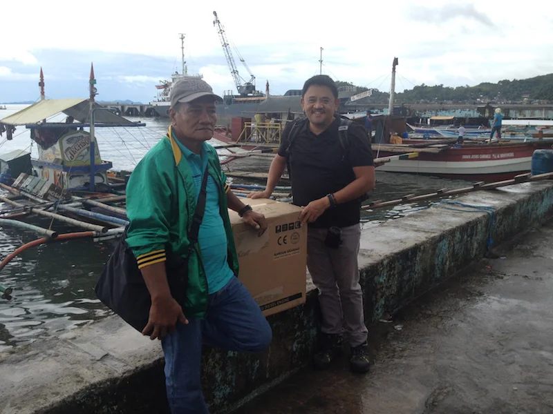 Bunny Tamayo presents the brand new motor for a banca to Mang Dionisio. (Photo courtesy of Stella Siat)