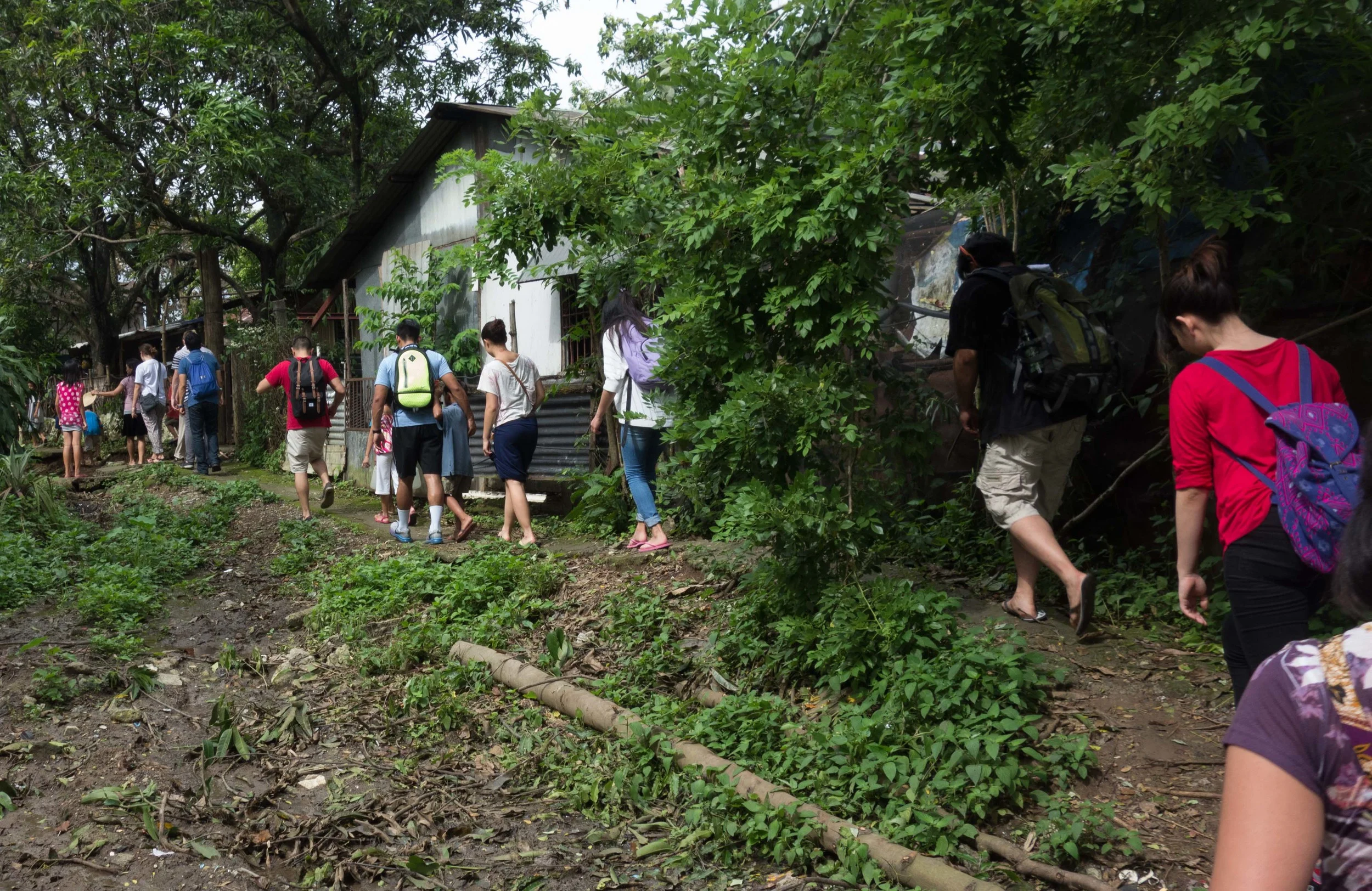 University of San Francisco students take a two week immersion program through the urban and rural communities in the Philippines to get a glimpse of life in extreme poverty. (Photo by Jordan Guingao)