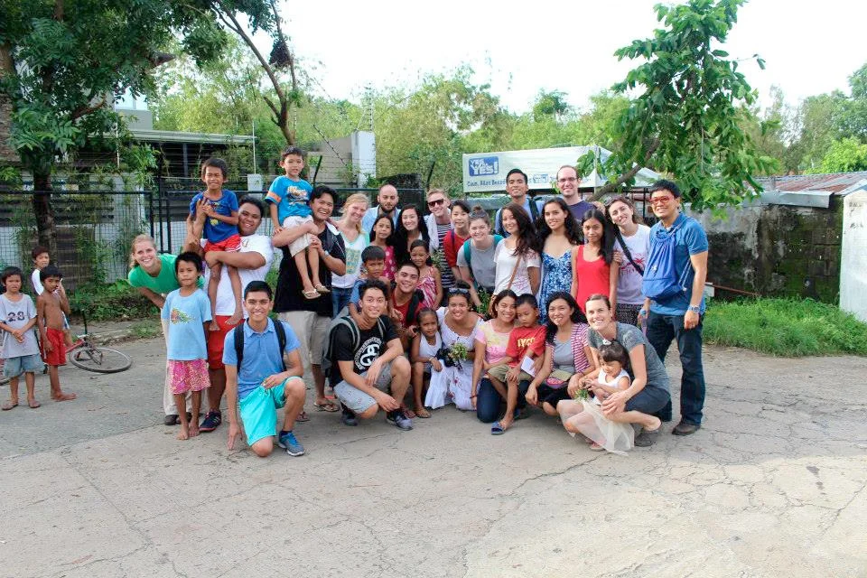 The USF students with underprivileged Filipino children (Photo by Ty Bernardo)