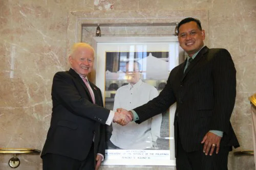 Eduardo Angeles, Federal Aviation Administration (FAA) Associate Administrator for Airports (right), paid a visit to Ambassador Jose L. Cuisia at the Philippine Embassy in Washington, D.C. (Source: www.philippineembassy-usa.org, photo by Resty David)