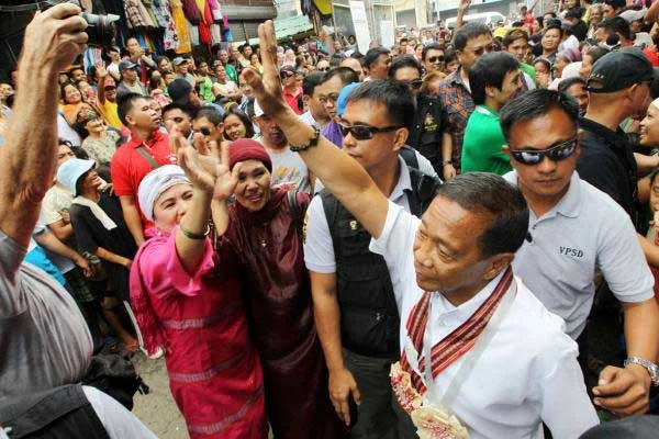 Vice President Jejomar C. Binay meets with residents of General Santos City at the South Central Public Market. (Source: http://ovp.gov.ph )